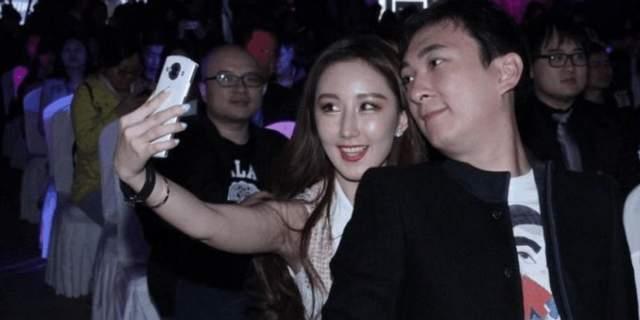 王思聪|王思聪过34岁生日，身边美女环绕，他却一改往日高调，略显害羞