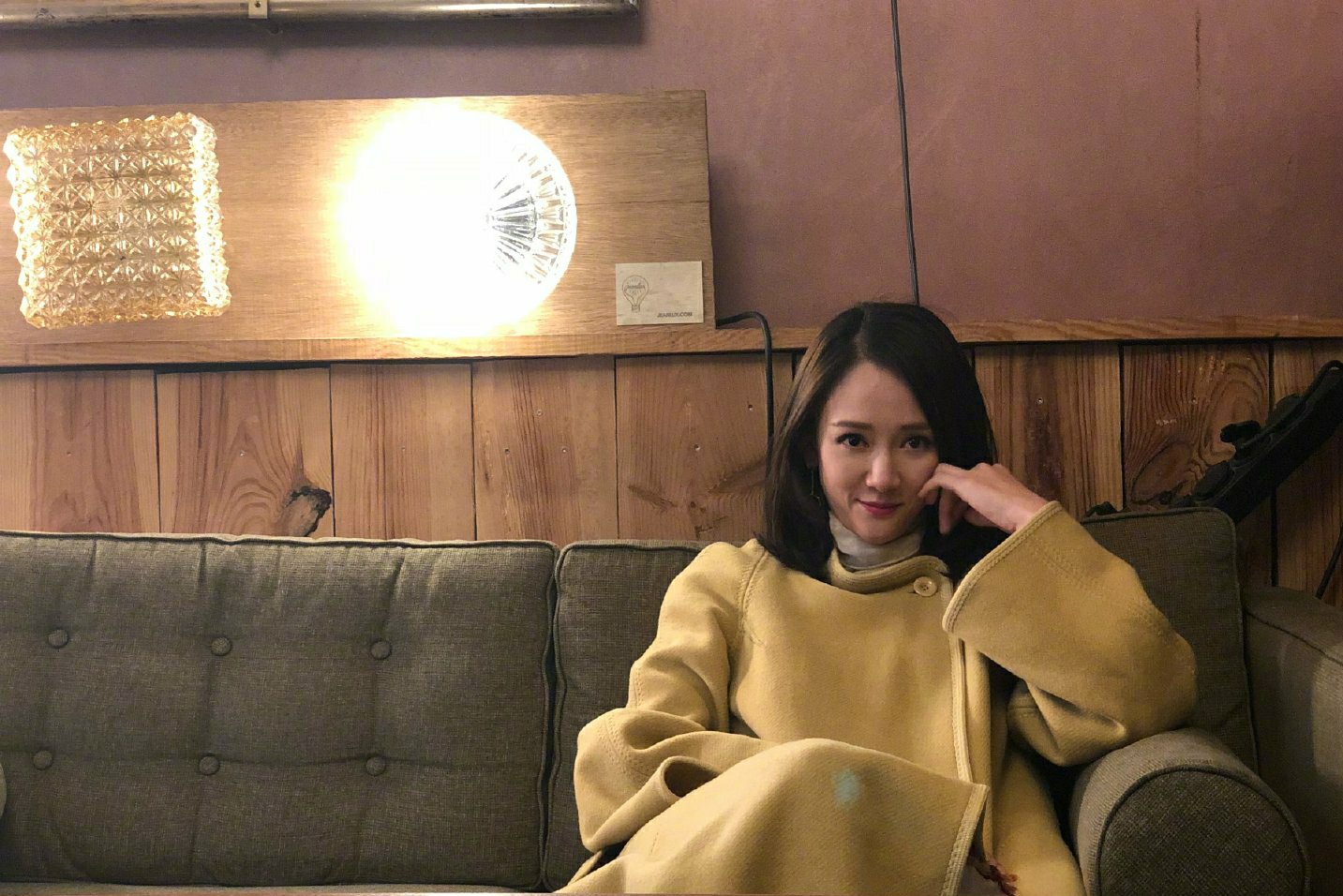 陈乔恩|陈乔恩跟男友艾伦打卡彩绘墙，两人学木头人走路，开心的样子超像小朋友