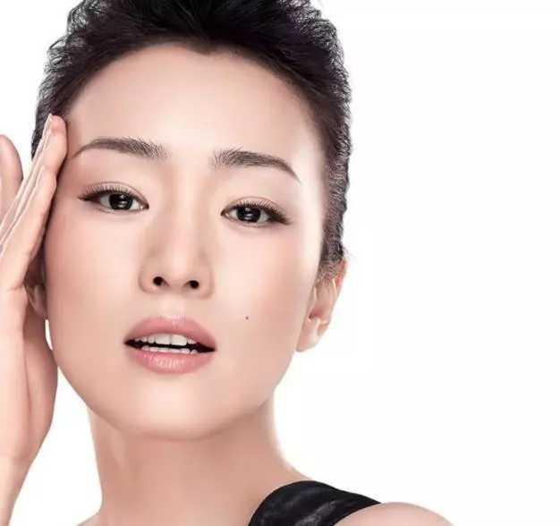 巩俐|巩俐“越老越敢穿”：肚兜裙与完美身材交相呼应，S曲线极具魅惑