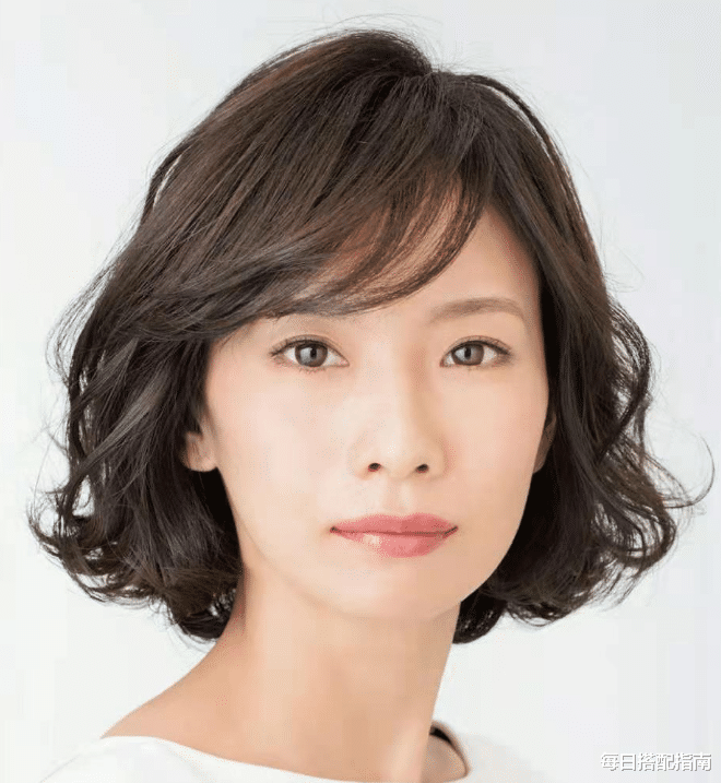 染发膏 40岁后染发如何避免“老气感”？建议学会这四点，怎么染都好看
