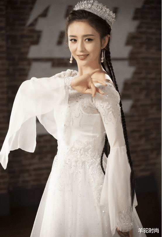 郑敏|佟丽娅这女人挺不容易的，好身材还得用手挡着，单身妈妈更有魅力