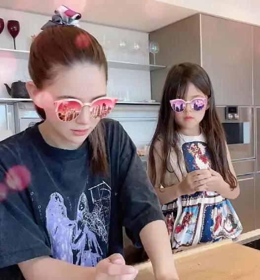 周杰伦|周杰伦女儿清晰正脸曝光，鼻梁高挺像洋娃娃，似爸爸还是妈妈