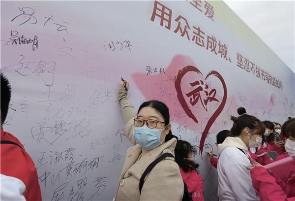 东方今报 樱花之约如约而至!河南抗疫医护代表与治愈患者在武汉大学相见