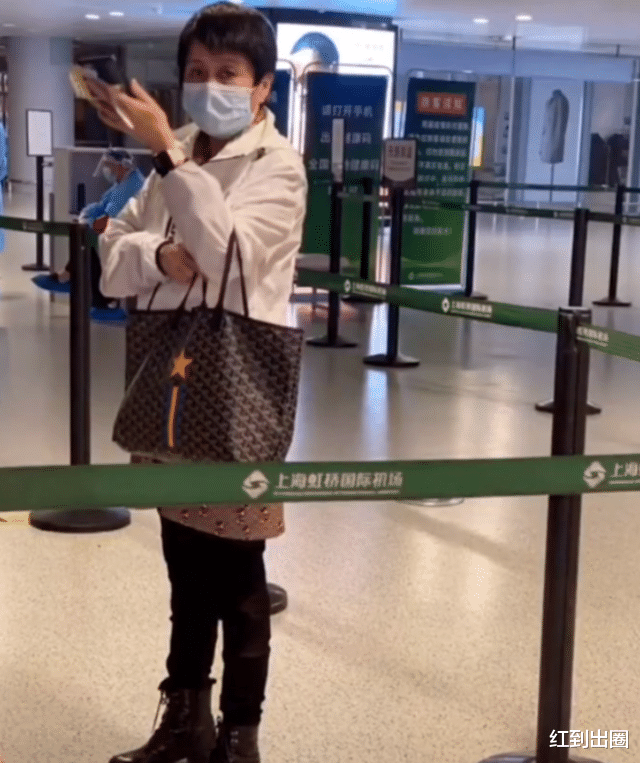 梁安琪|赌王四太梁安琪现身高级晚宴，气色红润状态佳，被两位男士围在中间