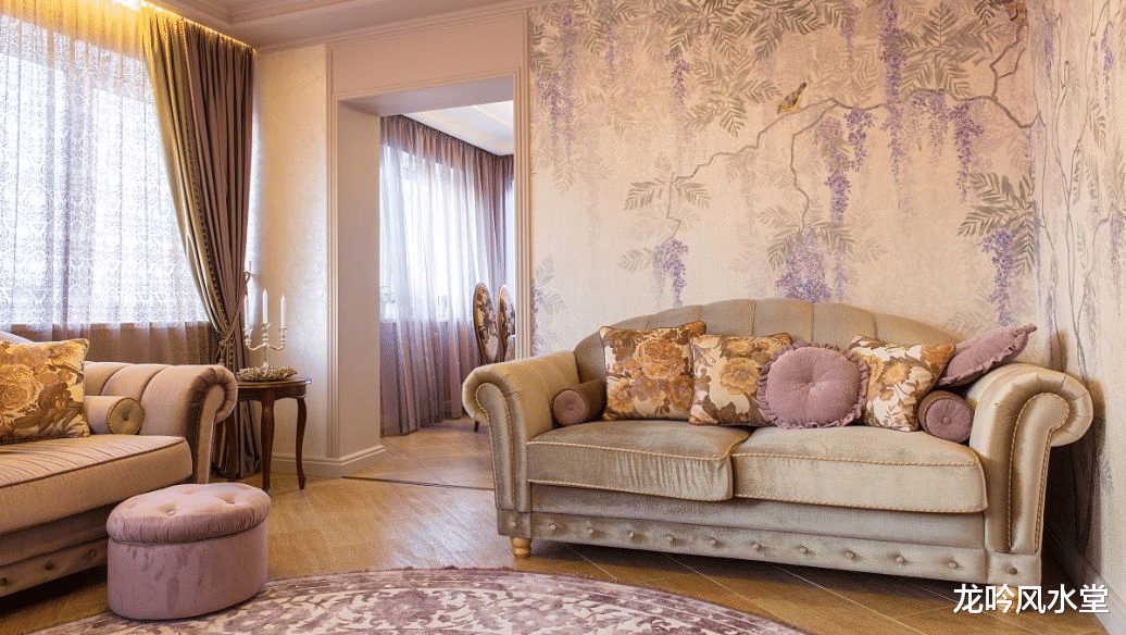 龙吟师傅来和大家说说客厅的沙发背景墙布置时要注意些什么