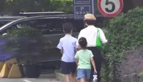 清浅微笑的我|孙俪接送两个孩子放学被网友偶遇！一家三口同框生图曝光