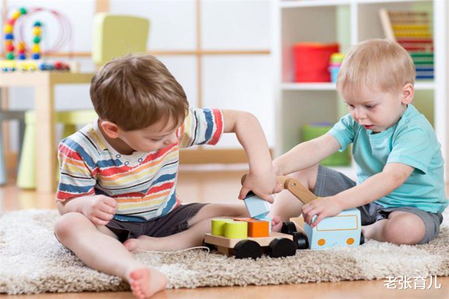 老张育儿|孩子害怕与人交往？做好3件事，或能助孩子远离“社交恐惧症”