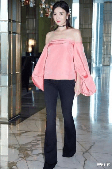 天果时代|宋佳真会“扬长避短”，穿衣钟爱一字肩，颈链配锁骨女人味十足