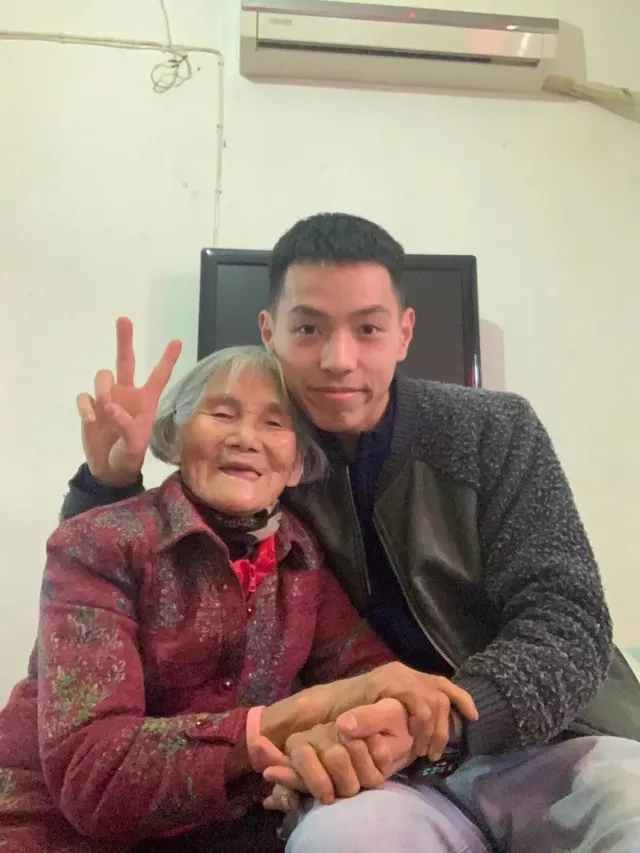 24岁小伙和85岁老太的婚纱照,走红全网!相差61岁的情缘,竟是“捡来的”