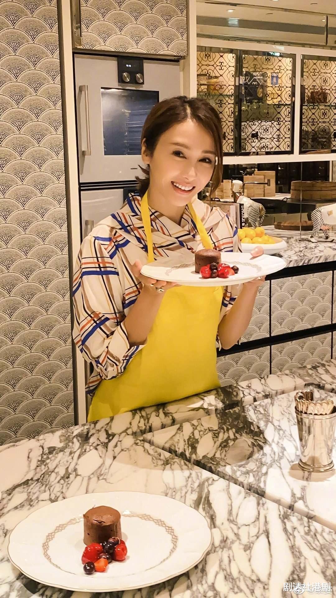 黎姿|黎姿教女儿做甜品，手上巨型鸽子蛋抢镜，遭网友质疑其炫富