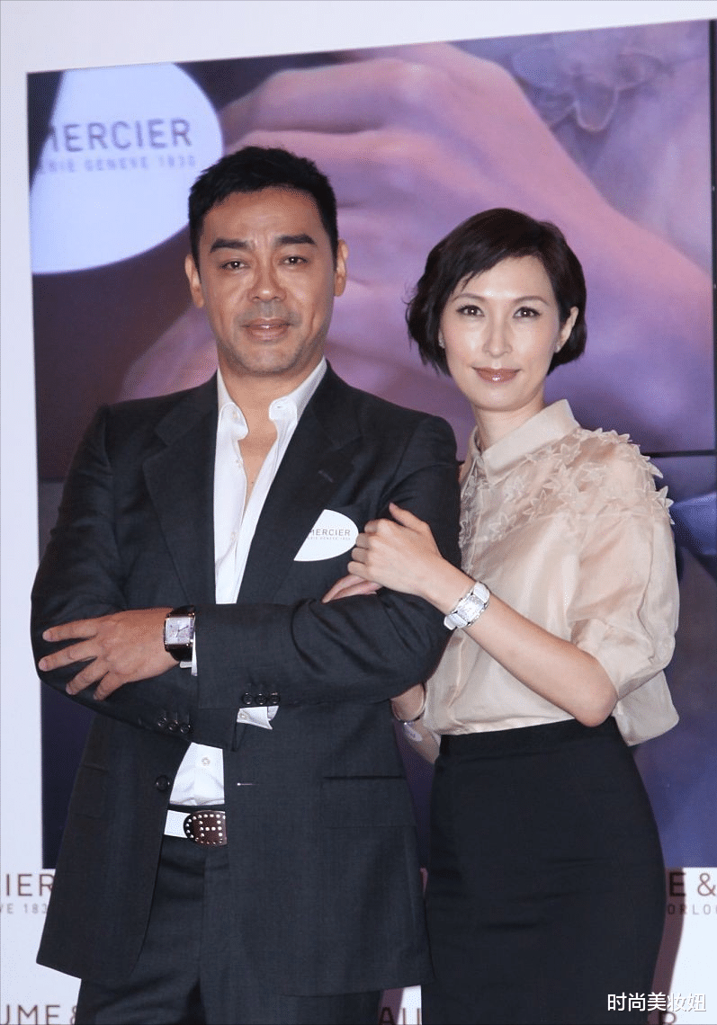 时尚美妆妞|刘青云把老婆宠成公主，郭蔼明穿薄纱衬衫配包臀裙，高级大气