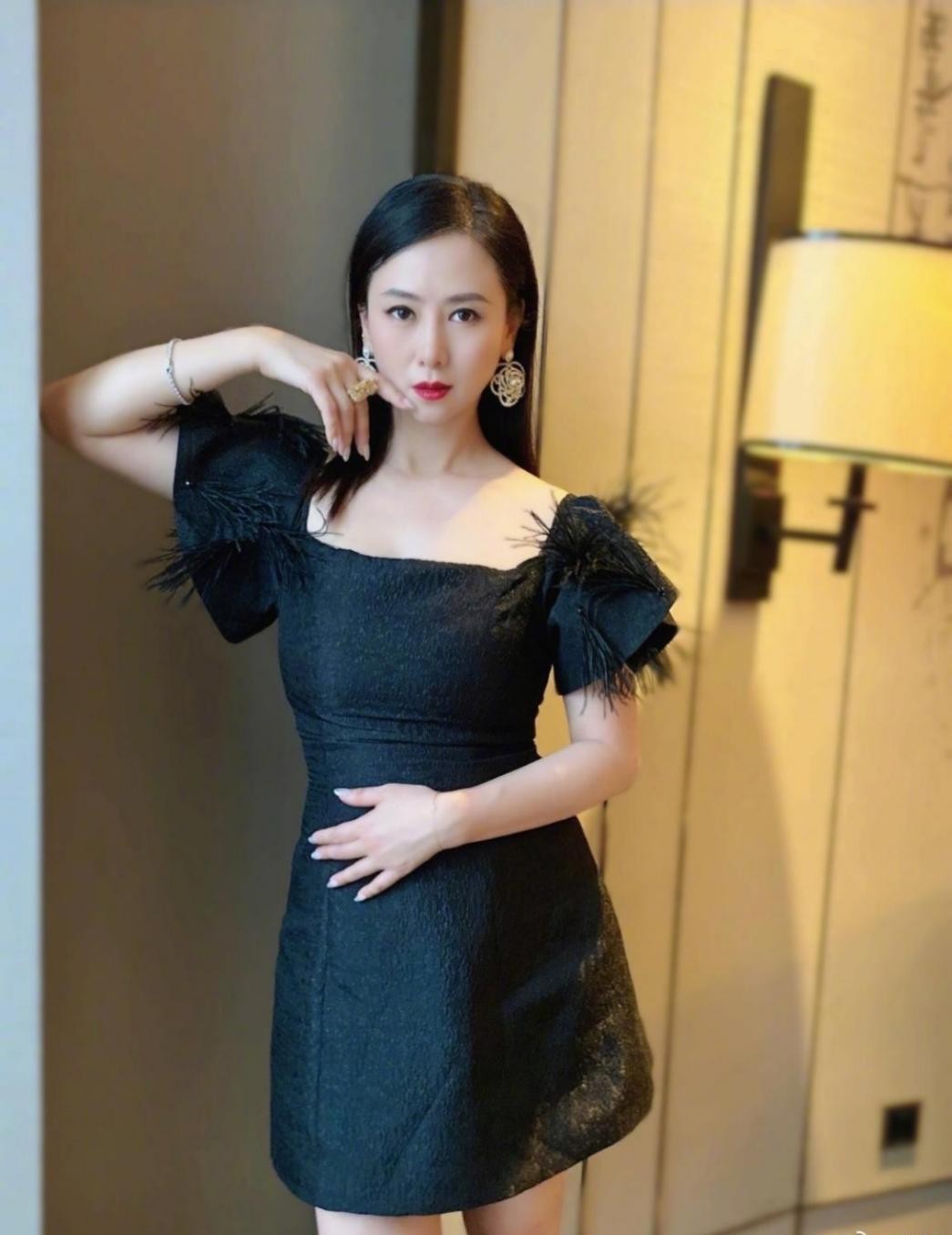BiuVogue|优雅性感与年龄无关，翁虹大胆穿着紧身裙子风采依旧，不像50多岁