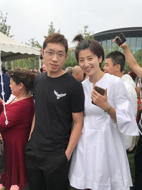 全球时尚号|许昕才是人生赢家，妻子姚彦颜值高衣品好，夫妇都是乒乓顶流