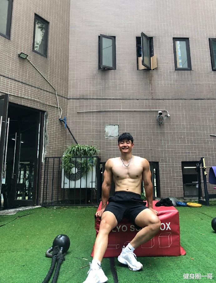 健身圈一哥 四川师范大学肌肉学霸，24岁健壮大长腿，这霸气麒麟臂胸肌也太可了！