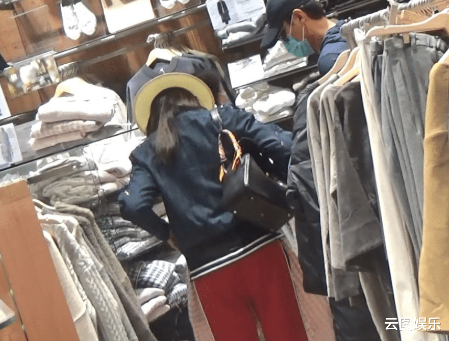 马德钟|马德钟夫妇现身商场，52岁教授妻子身材出众，花1600元买4套睡衣