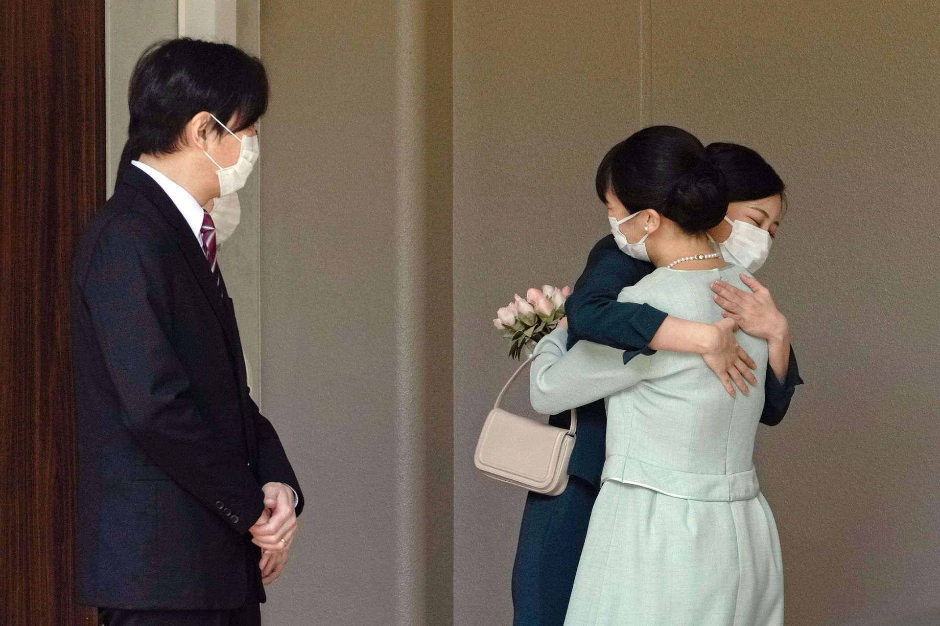 揭秘日本真子公主出嫁细节,与妹妹拥抱告别感染众人,无不落泪