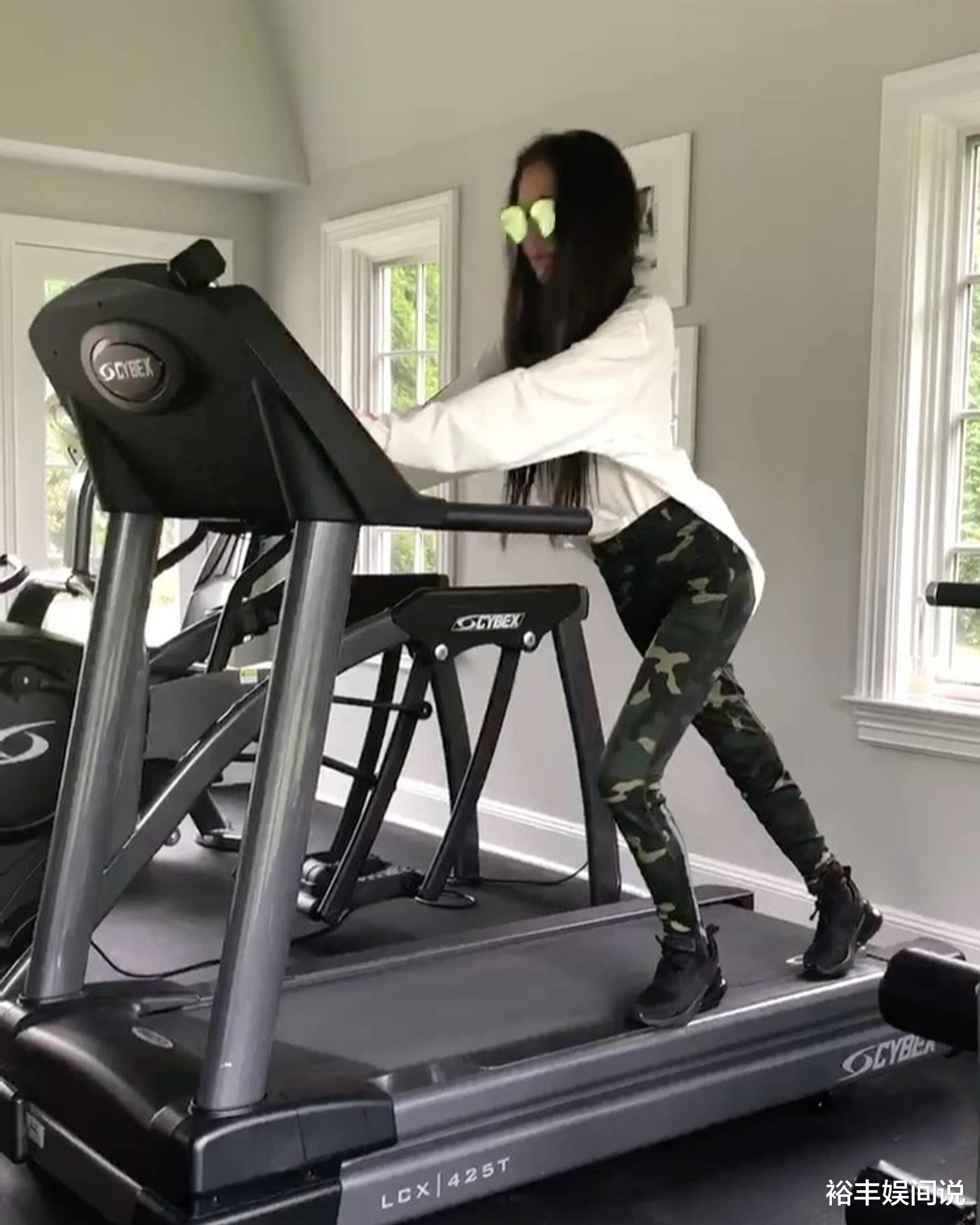 圣诞树|72岁王薇薇穿热裤秀“筷子腿”，曼妙身材惹人羡慕，戒喝饮料15年