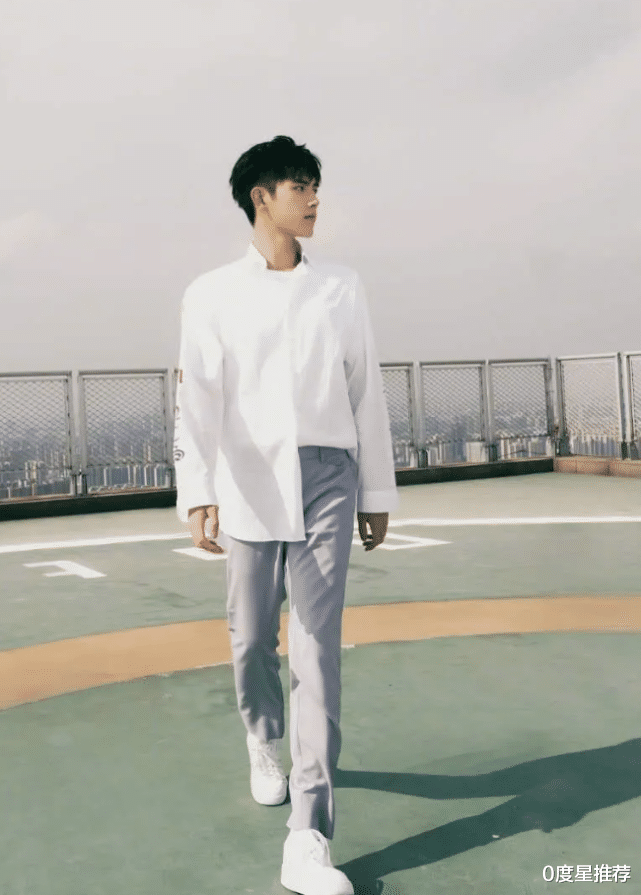 0度星推荐|不愧是“京圈太子”,陈飞宇白衬衣黑伞造型释出,干净气质太圈粉