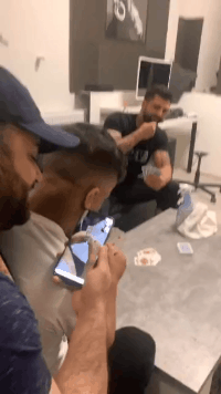 |“钓鱼被咬了一口，好在是条招财龙鱼！”哈哈哈评论很一致了