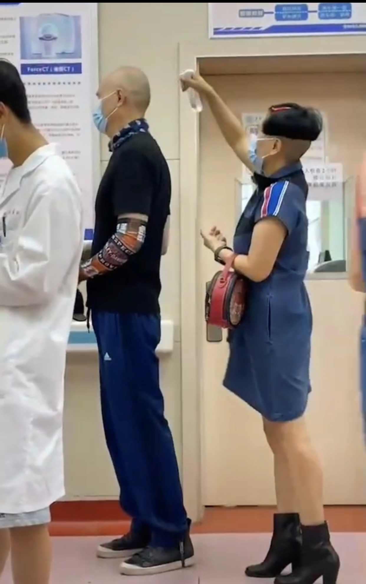 59歲徐錦江現身醫院，手背紮留置針走路不穩，健康狀況引人擔憂-圖7