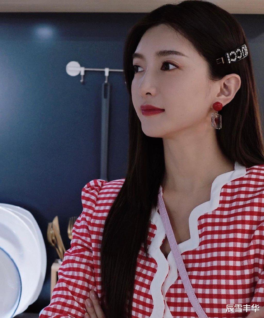 辰雪丰华 江疏影挺会扮嫩的，粉色“小香风”外套加身，气质真的太甜美了