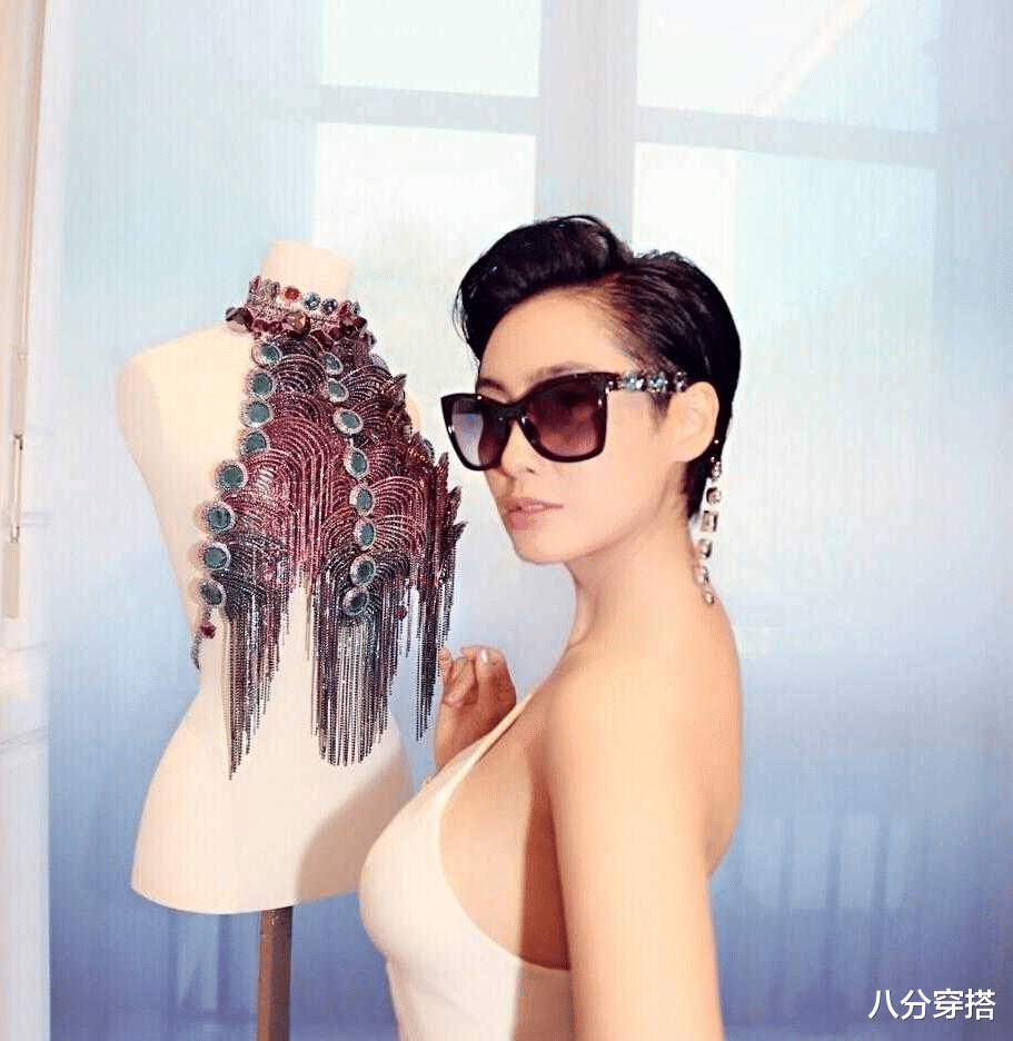 八分穿搭|朱茵造型“翻车”了？穿露肩连衣裙成熟高贵，挤出腰部赘肉好尴尬