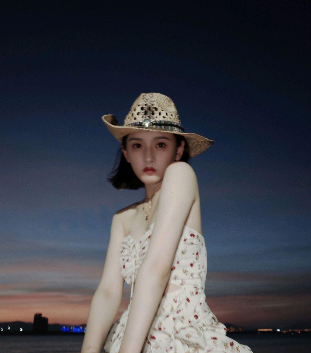 时尚专用小马甲|宋祖儿晒美照引争议，网友：边营销身材，边要求对女星别太苛刻？