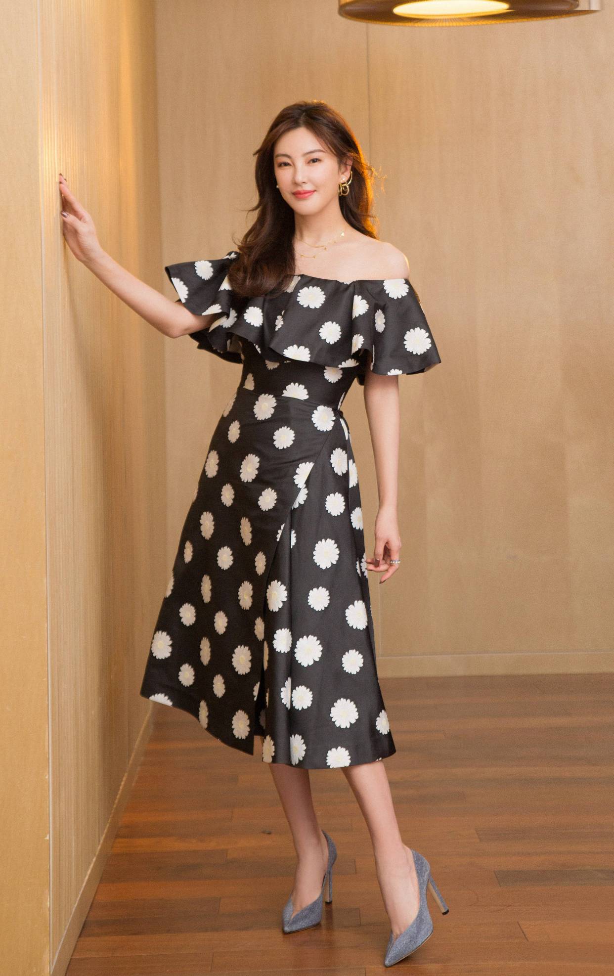 柳岩|柳岩身材真好，穿那么紧的抹胸裙也没一丝赘肉，配贵妇头更显气质