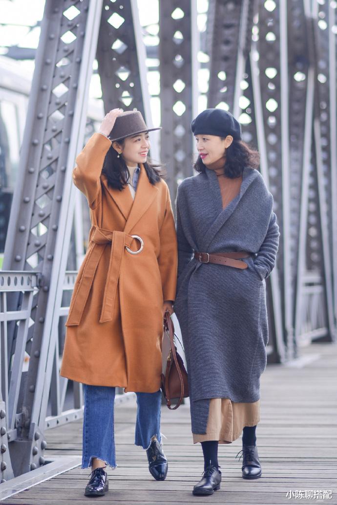 小陈聊搭配 60岁妈妈比女儿会穿，秋天“大衣+毛衣”，越老越洋气优雅