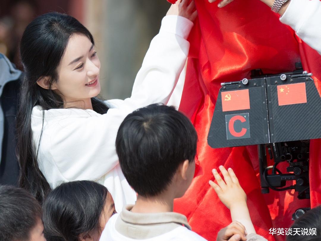 赵丽颖|赵丽颖《理想照耀中国》杀青，穿民族服饰和小孩合照，粉丝喊话50