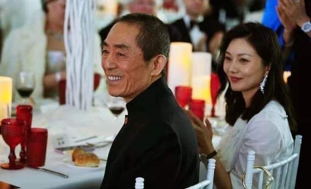 张艺谋|张艺谋娇妻真没法低调，穿衬衫配硕大钻石耳环，水钻珍珠包更抢眼