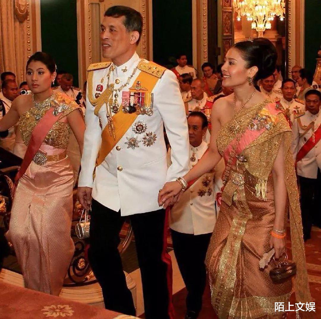 白蛇2|泰王晒出同框照：西拉米流露忧郁，苏提达泰然自若，诗妮娜最得意