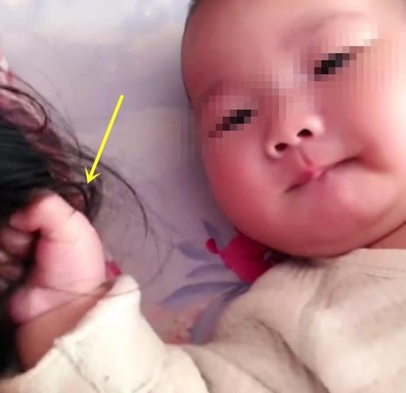 躲进你的身体|宝宝爱揪妈妈头发是为何？这三个原因一说，宝妈不忍责备孩子