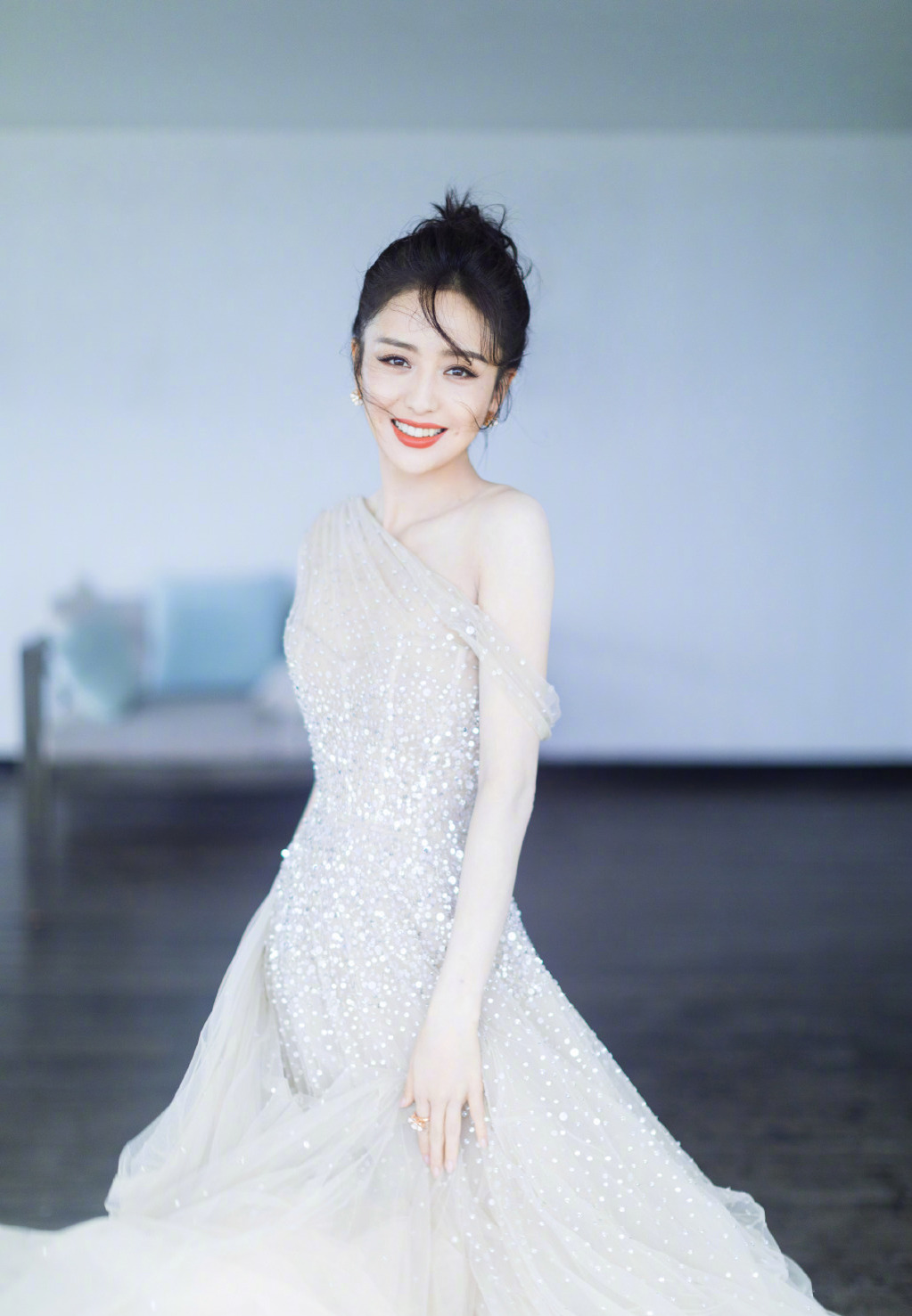 佟丽娅|我被佟丽娅“蜻蜓腰”迷住了！身穿粉色轻纱礼服裙亮相，高级优雅