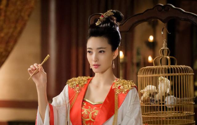 王丽坤|王丽坤和乔振宇相恋8年，却和于和伟打夜光麻将，没降住林更新？