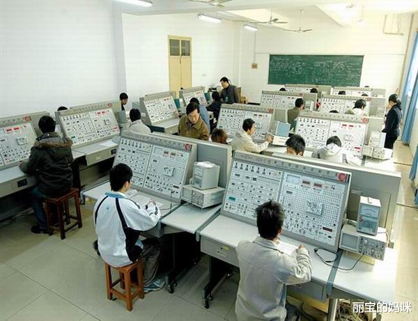 丽宝的妈咪|学费“万开头”的本科和实惠的专科,报考哪个更合算?考生要注意