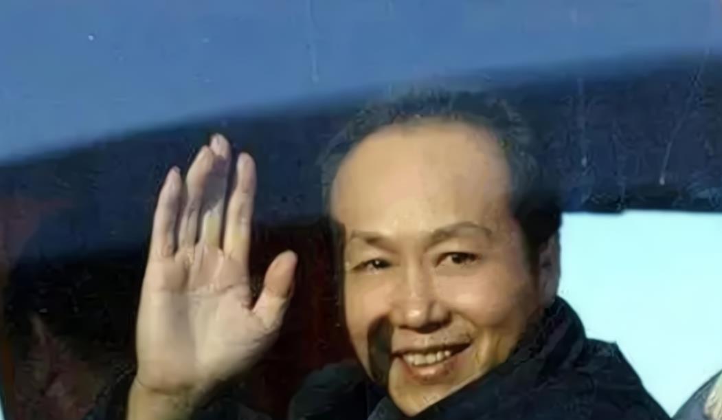 罗京|罗京：48岁去世，葬礼现场李瑞英表情痛苦，妻子改嫁儿子留学美国