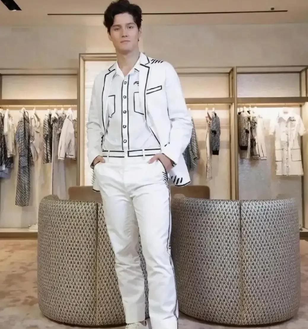 周华健|周华健的儿子周厚安，剪了短发剃了胡子，让人耳目一新