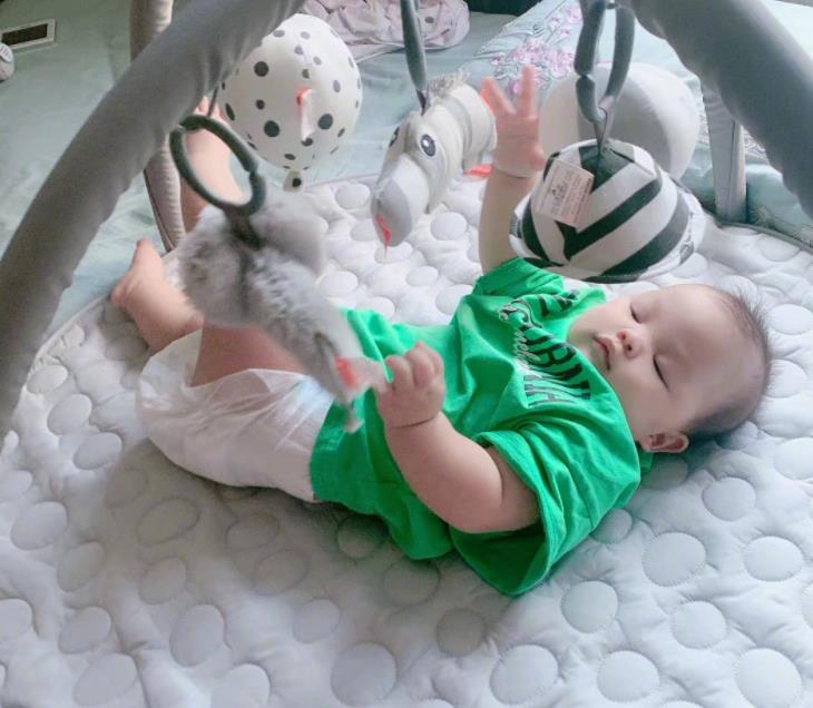 韩安冉|小猪先生晒女儿满月照，鼻子遗传爸爸，眼睛像妈妈，神似小猪妹