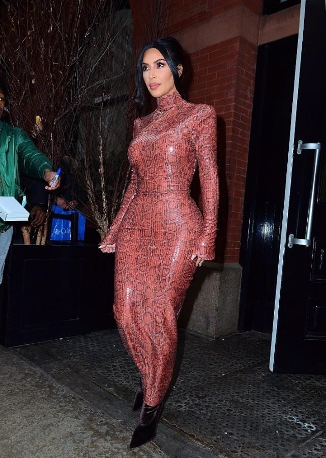 金·卡戴珊|金卡戴珊的身材跟“过山车”似的，裙子都“撑”得没褶了，真厉害