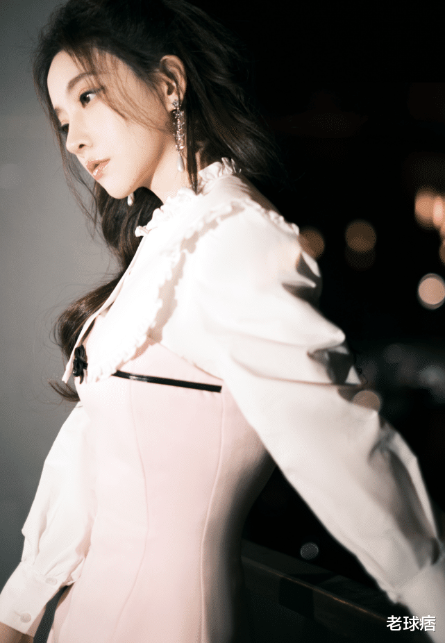 冯提莫|冯提莫亮相B站跨年，粉色短裙甜美可爱，网友：被小姐姐甜到了