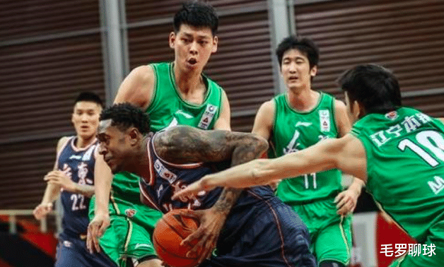 郭艾伦|郭艾伦最后50秒大败笔:追骂2米18巨人,却把刘志轩吓出巨大失误