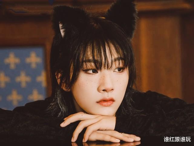 胡烨韬|男爱豆被批娘气后回应：我辛苦赚钱养活自己，这就叫阳刚之气！