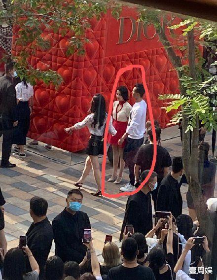 袁冰妍|窦骁何超莲现身活动捞金，两人手牵手秀恩爱，却不戴口罩！