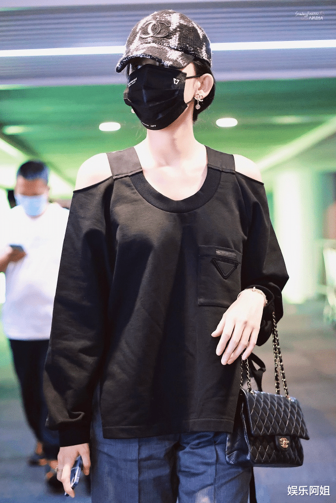 古力娜扎|古力娜扎穿拖鞋走机场,造型随意却不失潮流,只是也太瘦了吧