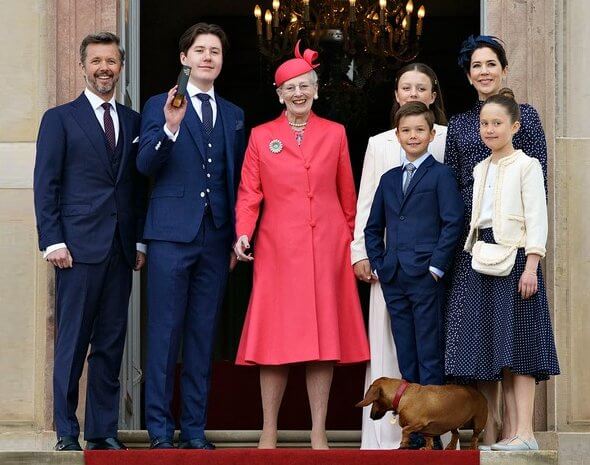 丹麥王室成員齊聚！49歲王妃穿波點裙超美，21歲華裔王子把人帥到-圖4