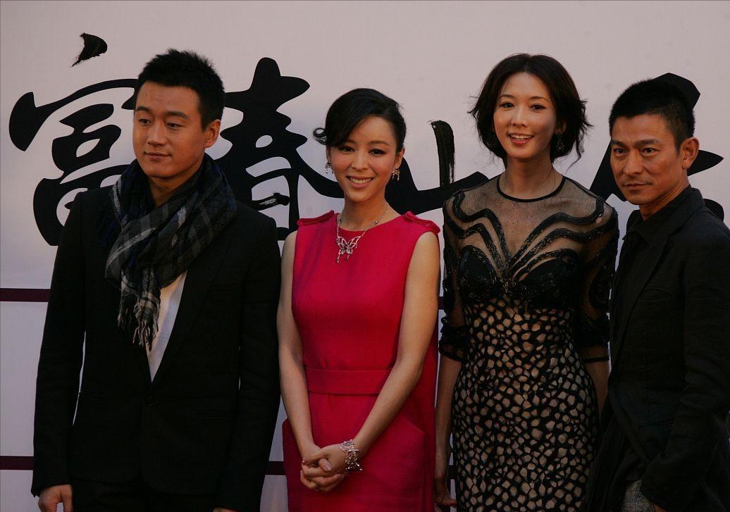 林志玲|林志玲与张静初罕见同框，穿蕾丝纱裙只顾秀身材，气场完全败下来