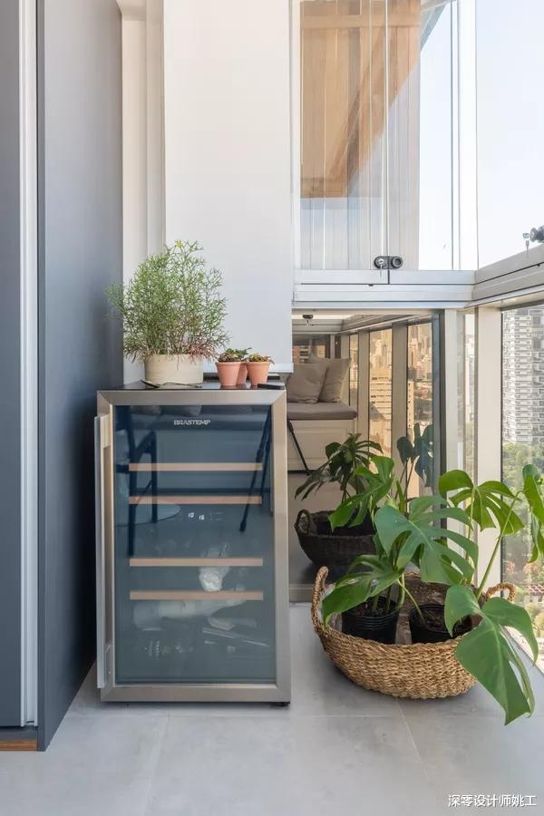 温馨明亮的80㎡一居室,客厅和沙发相连着,配上木质推拉门美哭了