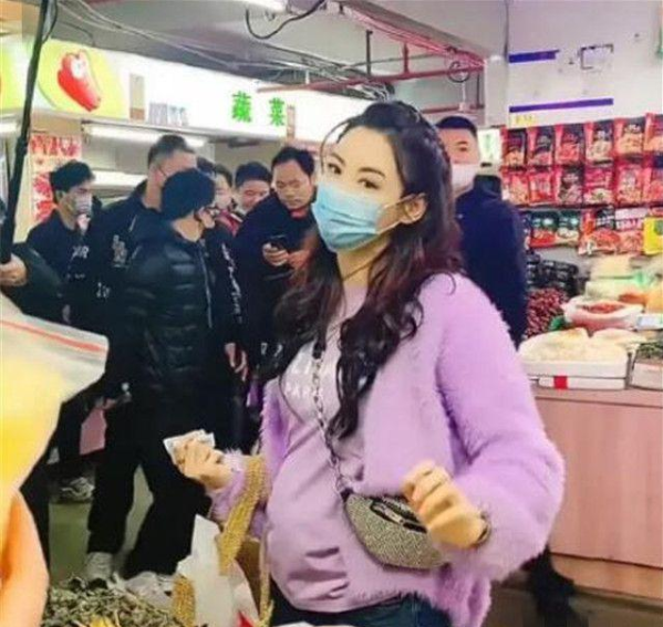 张柏芝|张柏芝再次怀孕，四胎已石锤？小腹凸起十分明显