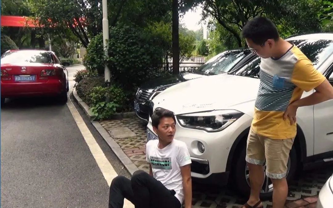 为什么碰瓷的一般不去碰豪车? 碰瓷人员:行业大忌,我还没活够!